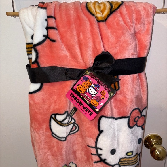 Hello Kitty Pumpkin Spice Throw Blanket - Picture 1 of 3
